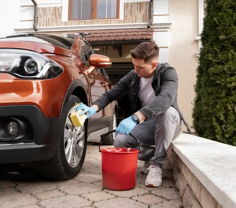Lavage auto à domicile Faux-Fresnay : professionnel intervenant sur un véhicule
